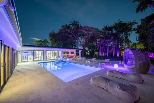 Golden Glades Casa | Luxury Villa Azure with Heated Pool 20 minutes to Beach