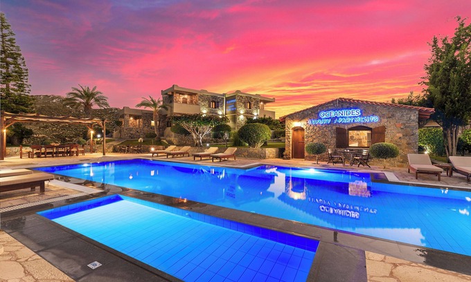 Sitia Apartamento | Sitia lujoso apartamento amueblado y decorado junto a la piscina de agua de mar