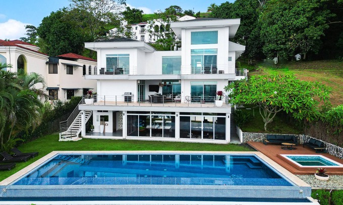 Ciudad Colón Villa | Luxury Villa Casa Om Infinity Pool Fast Wi-Fi