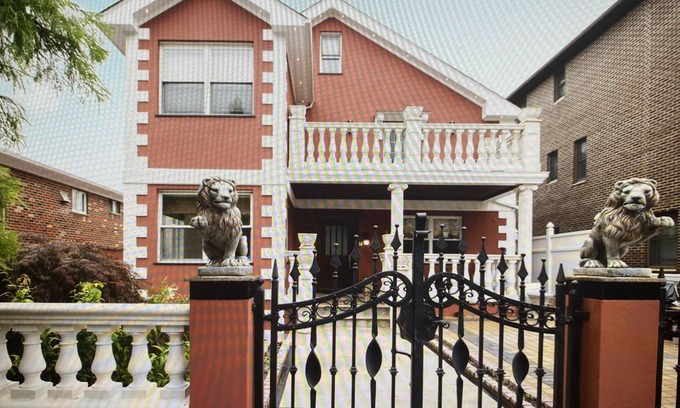 Astoria Heights Villa | Luxury Villa close to NYC