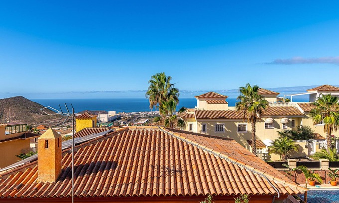 Chayofa Villa | Villa de lujo del Duque en Los Cristianos, ubicación de ensueño, piscina privada, vistas al mar, golf