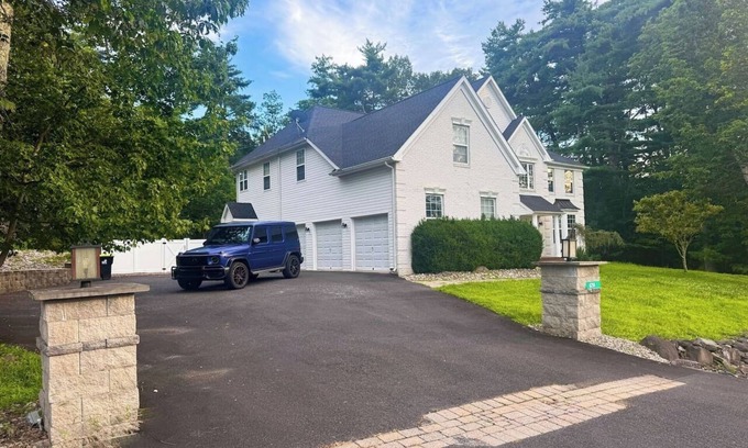 East Stroudsburg Apartamento | Hot Tub-Chef's Kitchen-King Suite-Game Room-Fenced Yard-Fire Pit-BBQ