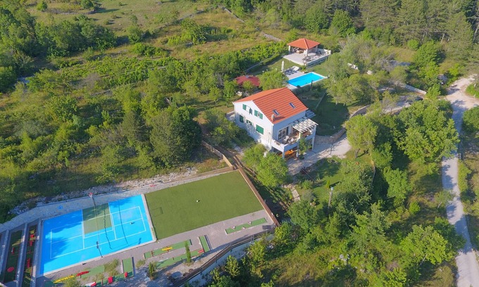 Muc Villa | HERITAGE STONE LUXURY VILLA HEAVEN No. 2, piscina climatizada para 11 personas, cerca de Split