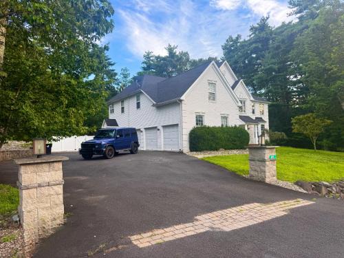 East Stroudsburg Casa | Luxury Villa- Hot Tub-King Bed Suite-Fenced Yard-Game Room-Fire Pit-Ski