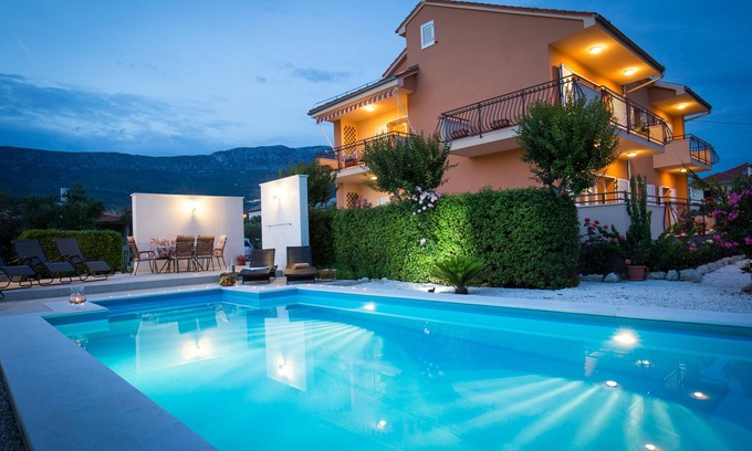 Kastela Villa | Villa de lujo con piscina privada climatizada, bañera de hidromasaje, interior espacioso, ...
