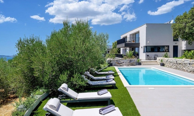 Kastel Kambelovac Villa | Villa de lujo Yara con piscina privada, gimnasio, sauna y vistas al mar
