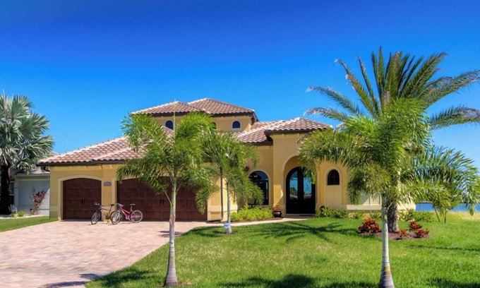 Eight Lakes Casa | Villa de lujo en una ubicación privilegiada con piscina de gran tamaño e hidromasaje