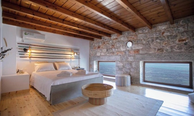 Neon Oitylo Casa | Luxury villa in front of the sea for 8 people