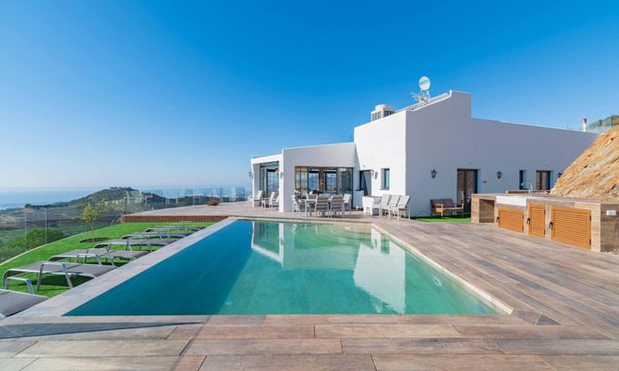 Motril Villa | Villa de lujo en medio de la soleada Costa Tropical con piscina infinita al mar