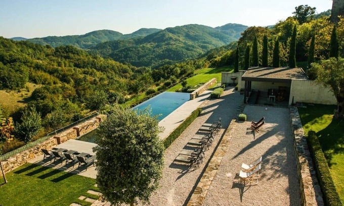 Nerbisci Villa | Stunning luxury 8 bed villa in Umbria with pool