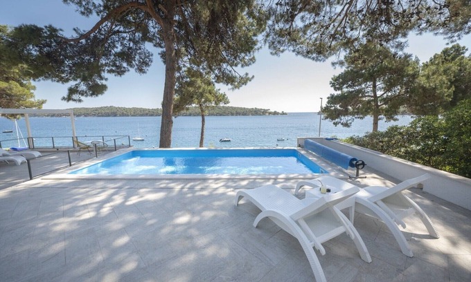 Cove Murtar Villa | Villa de lujo Kallithea con piscina climatizada, gimnasio, jacuzzi y vistas al mar - Mali Losinj