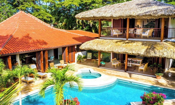 Los Lagos Villa | Villa de lujo, a menos de 400 metros de la playa de W / piscina y jacuzzi para 6 -10