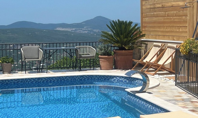 Radanovici Villa | Villa de lujo Nikoleta con piscina privada y vista de Boka Bay para 12 personas