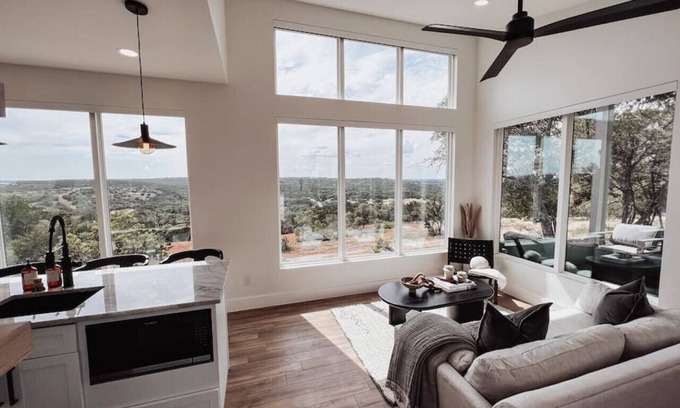 Dripping Springs Casa | Luxury Villa | Stunning Views | Hot Tub | Fire Pit