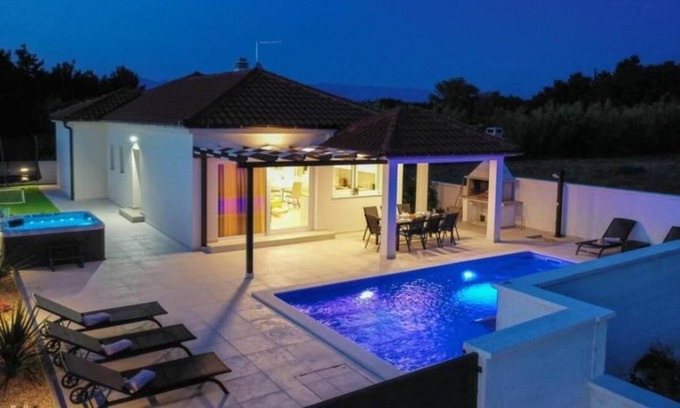 Privlaka Villa | Luxury Villa Sabun with Pool & Hot Tub