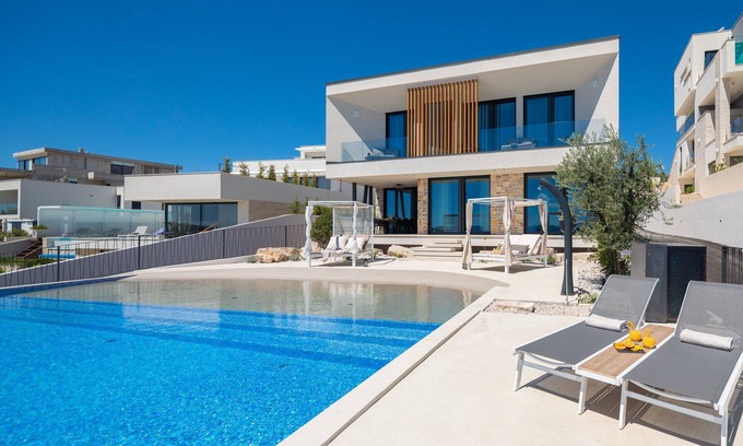 Jezera Villa | Luxury Villa Siesta with Pool