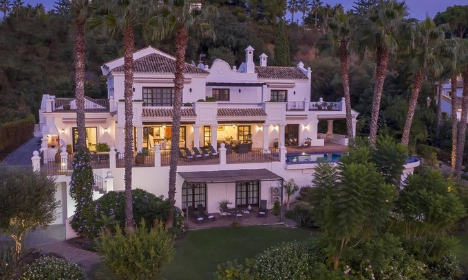 Nueva Milla de Oro Villa | "Villa Sildavia" con piscina, jardín, terraza, balcón, aire acondicionado y Wi-Fi