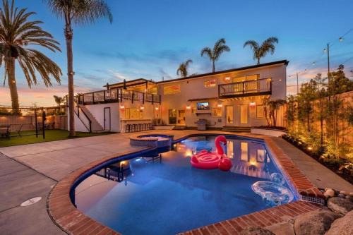 Vista Casa | LUXURY VILLA - SLEEPS 24 - PRIVATE POOL & HOT TUB Beaches Legoland Views!