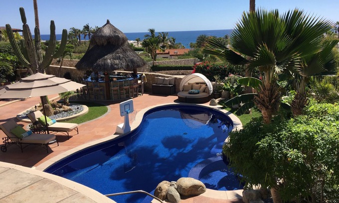 Pedregal Villa | Villa de lujo, a pasos de la playa; Piscina climatizada / spa y palapa bar, vista al mar
