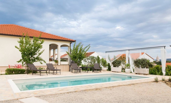 Kastel Gomilica Villa | Villa de lujo Sunny Garden con piscina climatizada privada