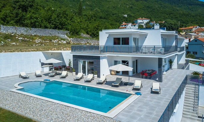Martina Villa | Luxury Villa Sunset Sailor with Pool