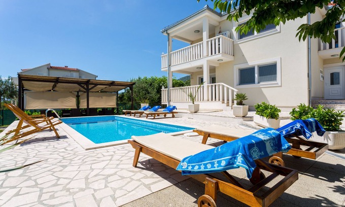 Kastel Sucurac Villa | Villa de lujo con piscina, gimnasio, bicicletas y vistas al mar