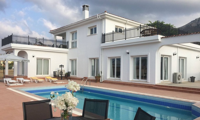 Kyrenia Villa | Villa de lujo con vistas al mar ya la montaña