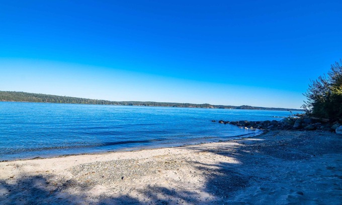 Campbell River Villa | Villa de lujo con bañera de hidromasaje y playa privada de arena.