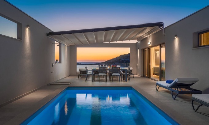 Razanj Villa | Villa de lujo - Piscina privada climatizada, a 20 m de playa privada, vista increíble!