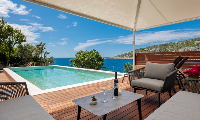 Razanj Villa | Villa de lujo con piscina climatizada, a 15 metros del mar, total privacidad.