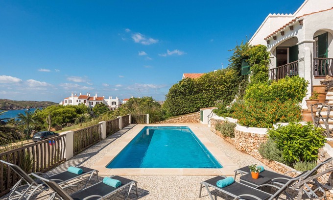 Platges de Fornells Villa | Villa de lujo con piscina, jacuzzi y vistas al mar y 5 minutos a pie de tiendas / restaurantes