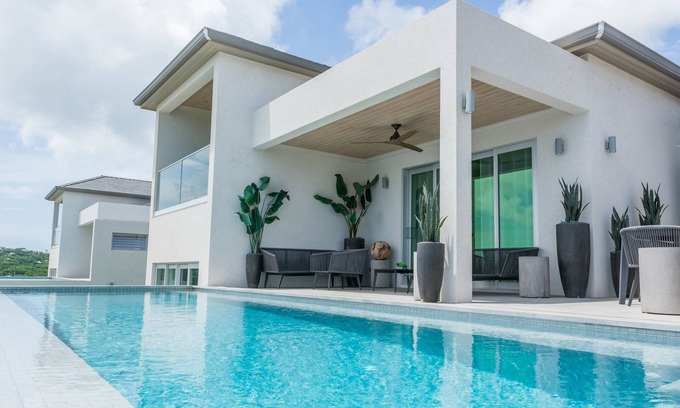 Calvigny Villa | Villa de lujo con piscina de borde infinito, vista al mar y playa de acceso privado.