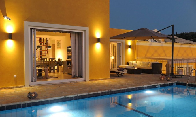 Arillas Villa | Villa de lujo con piscina privada y vistas al mar y al atardecer.