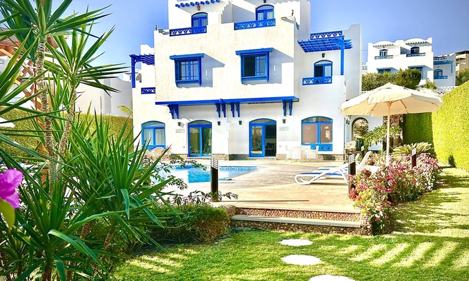 Sahl Hasheeh Villa | Villa de lujo con vistas al mar y piscina.