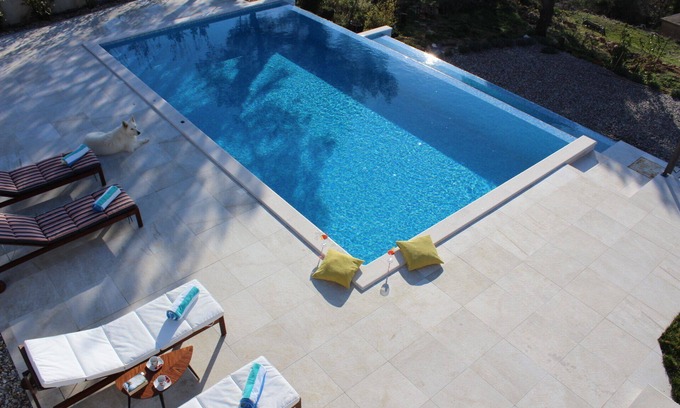 Tucepi Villa | Hermosa villa con vista panorámica al mar y piscina climatizada, 5 min la playa