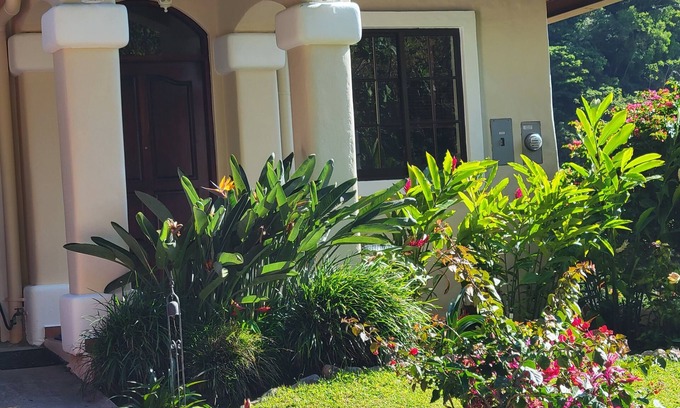Boquete Villa | VILLA DE LUJO YOLO EN VALLE ESCONDIDO. CAMINATA A LA CIUDAD.