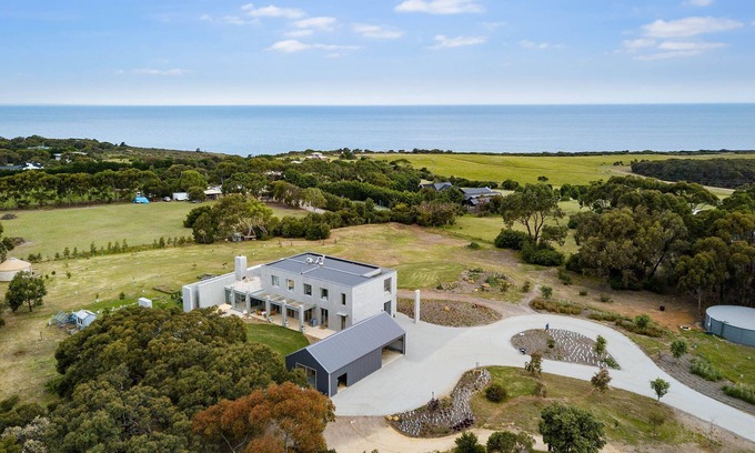 Jan Juc Casa | Luxury Villas Bells Beach View (With Car Parking)