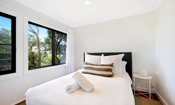 Hardys Bay Casa | Luxury Villas The Bach at Grandview (Walk to the beach)