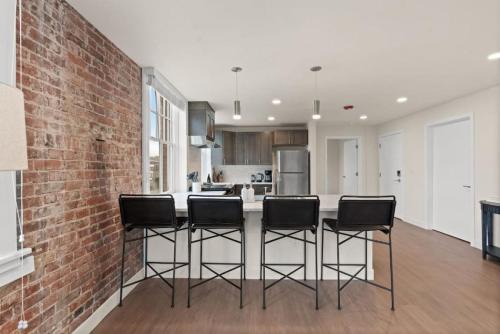 Riverside Apartamento | Luxury w King Beds, Pool Table, Central Downtown!