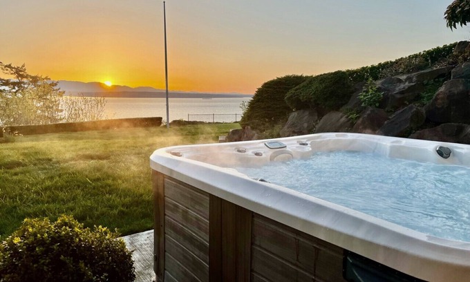 Broadview Casa | Luxury Water View 6BR Retreat with Hot Tub and Gym