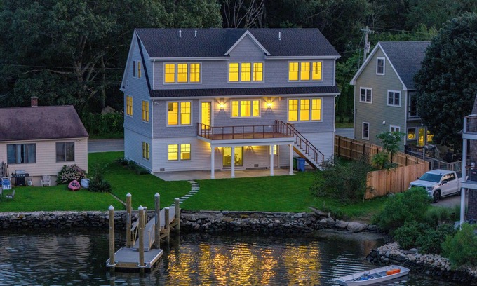 Narragansett Casa | Luxury Waterfront Home Private Dock, Stunning Views & Sleeps 14