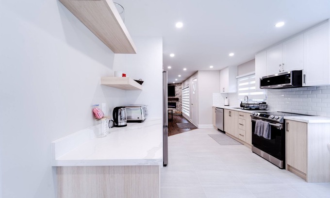 Selwyn Cabaña | Luxury waterfront cottage in Peterborough