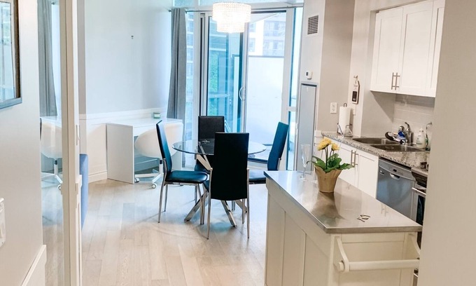 Bathurst Quay Condominio | Luxury Waterfront Downtown Condo w/ Pool & Parking