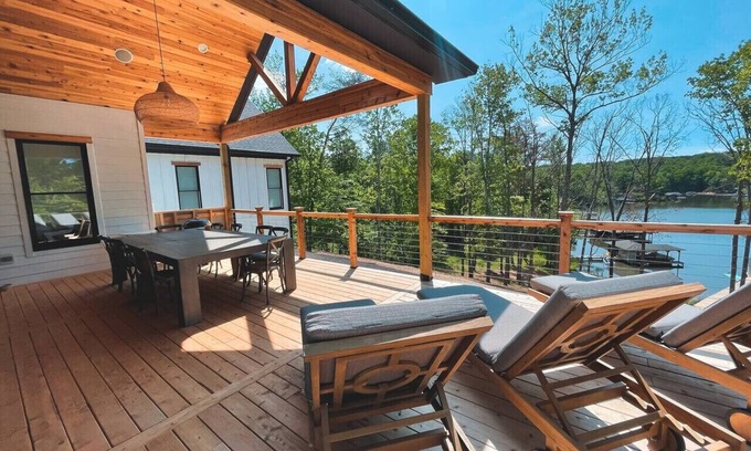 Mineral Casa | Luxury Waterfront: game room, hot tub, boat dock