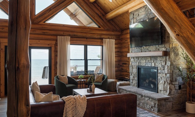 Traverse City Cabina | Luxury Waterfront Log Cabin on Lake Michigan with Barrel Sauna & Kayaks