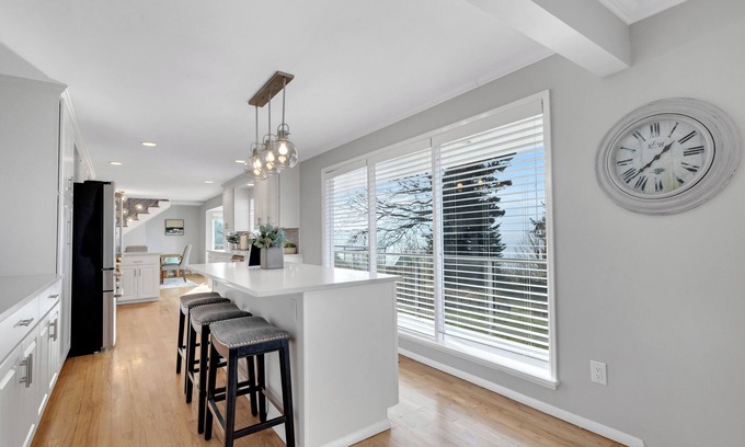 Broadview Casa | Luxury Waterfront Paradise, Gym, Private Backyard