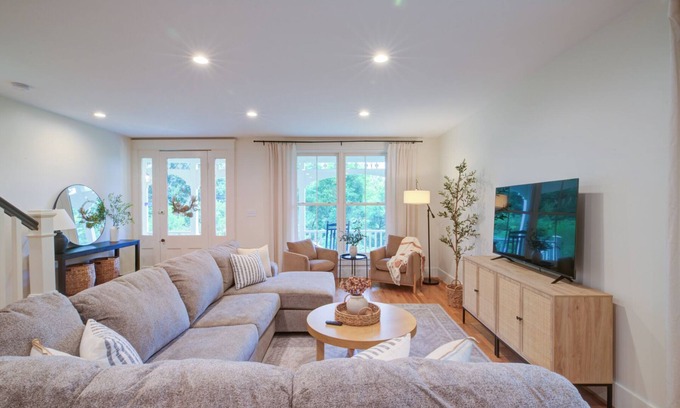 Harrods Creek Casa | Luxury Waterfront Retreat, Louisville