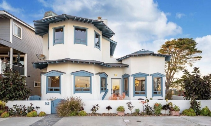 Hollywood Villa | Luxury waterfront! The Pagoda Beach House