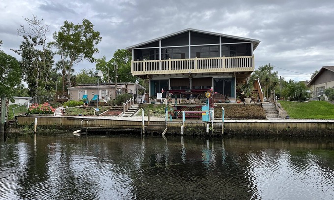 Weeki Wachee Gardens Casa | LUXURY WATERFRONT, KING SUITE & QUEEN SUITE, 3 full bathrooms, kayaks, Weeki