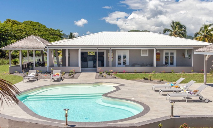 Le Vauclin Villa | PISOS DE PISO EN LA PLAYA DEL AGUA AL FINAL DEL JARDÍN